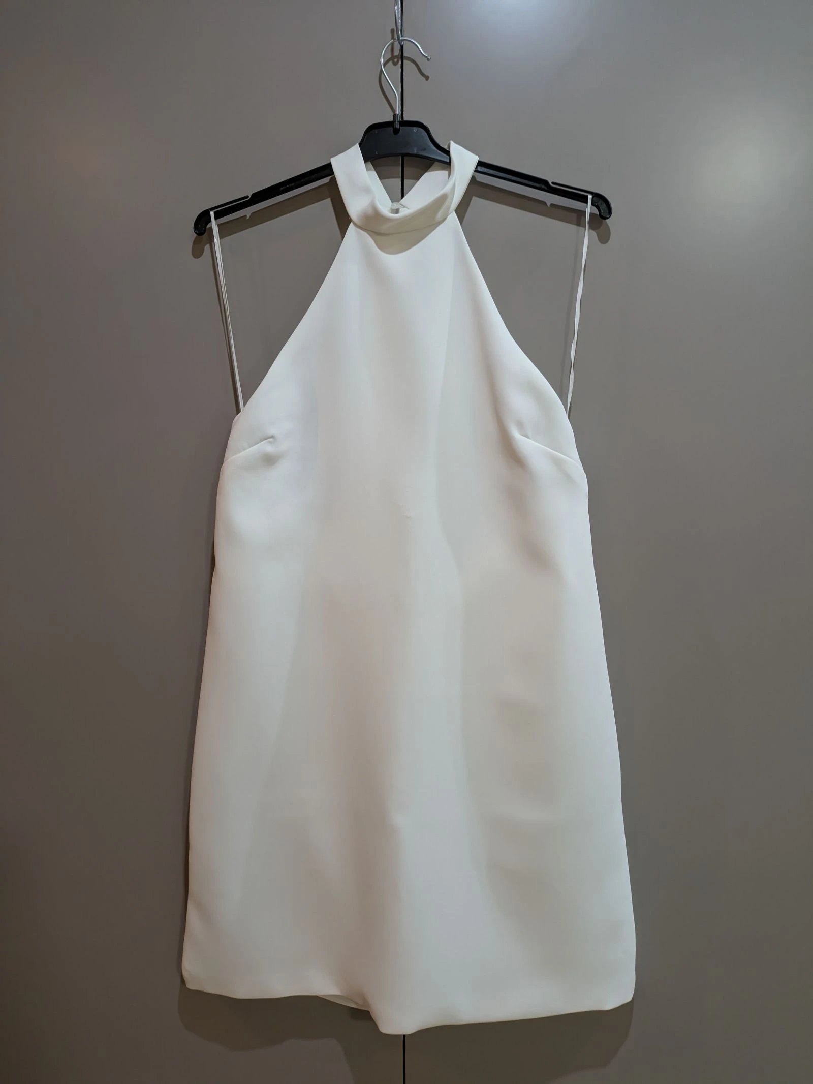 Vestido Corto Minimalista de Cuello Halter en Blanco Marfil talla L de Mango 